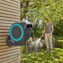 Gardena Wandslangenbox 15 Rollup S Blauw 9 Gardena Wandslangenbox 15 Rollup S Blauw -Aanbiedingen Landschap Tuin Winkel 970472701 4 GARDENA20WANDSLANGENBOX201520ROLLUP20S20BLAUW